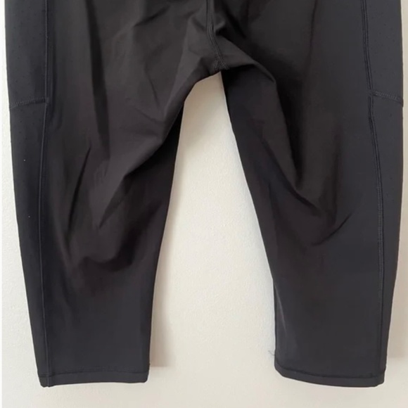 Lululemon Mind Over Miles Crop 17” in Black (10) - Picture 3 of 10